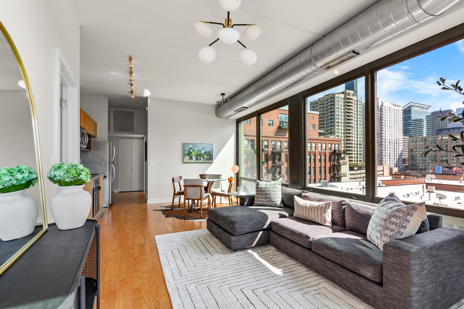 Home in Chicago, IL 60661 — photo 2