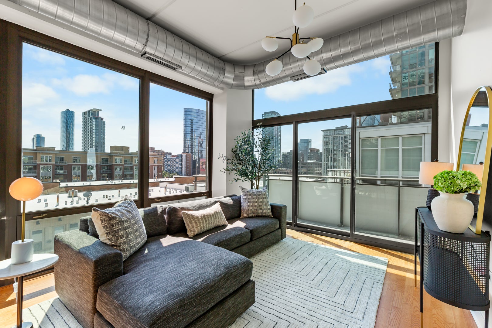 Home in Chicago, IL 60661 — photo 3