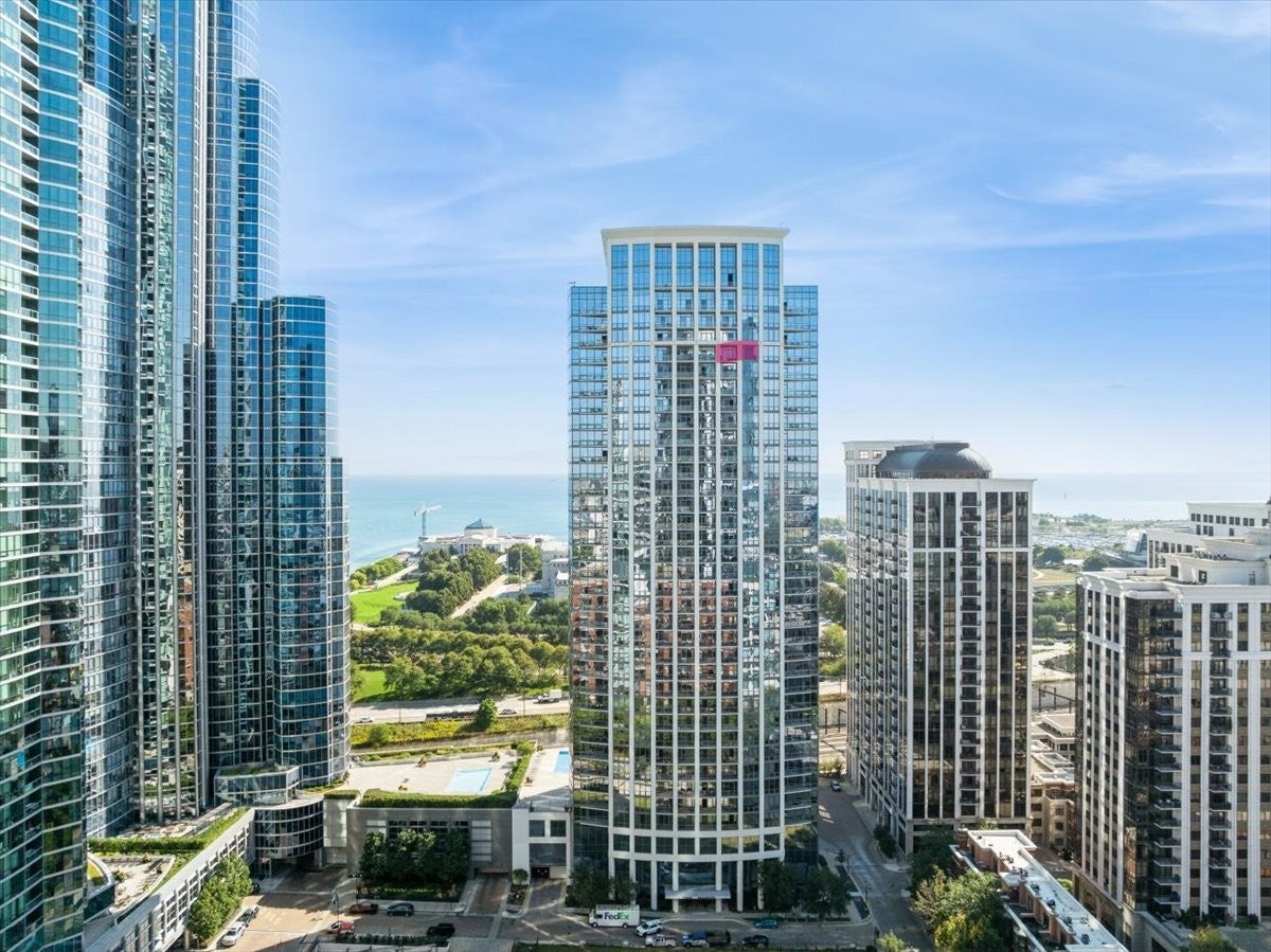 1235 S Prairie Avenue 3306 — photo