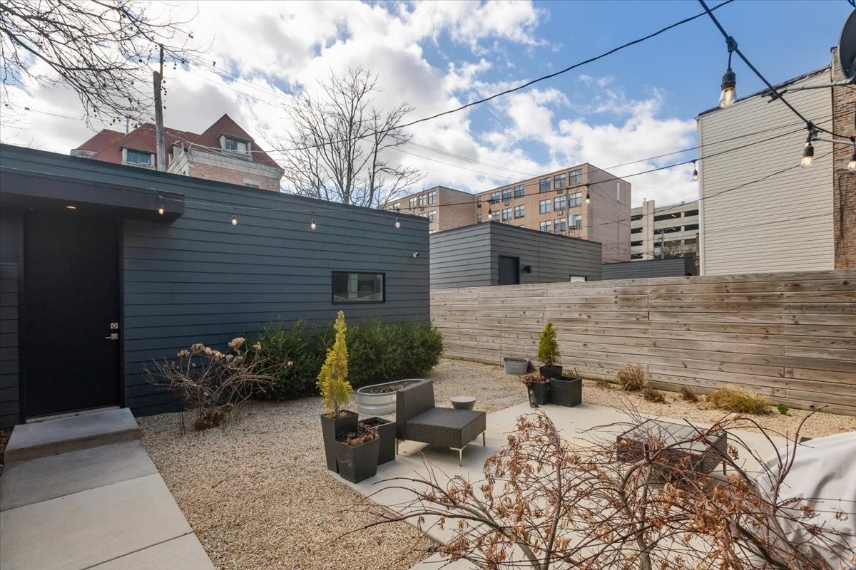 Home in Chicago, IL 60615 — photo 2