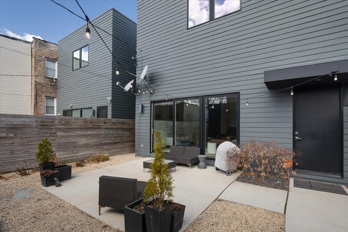 Home in Chicago, IL 60615 — photo 3