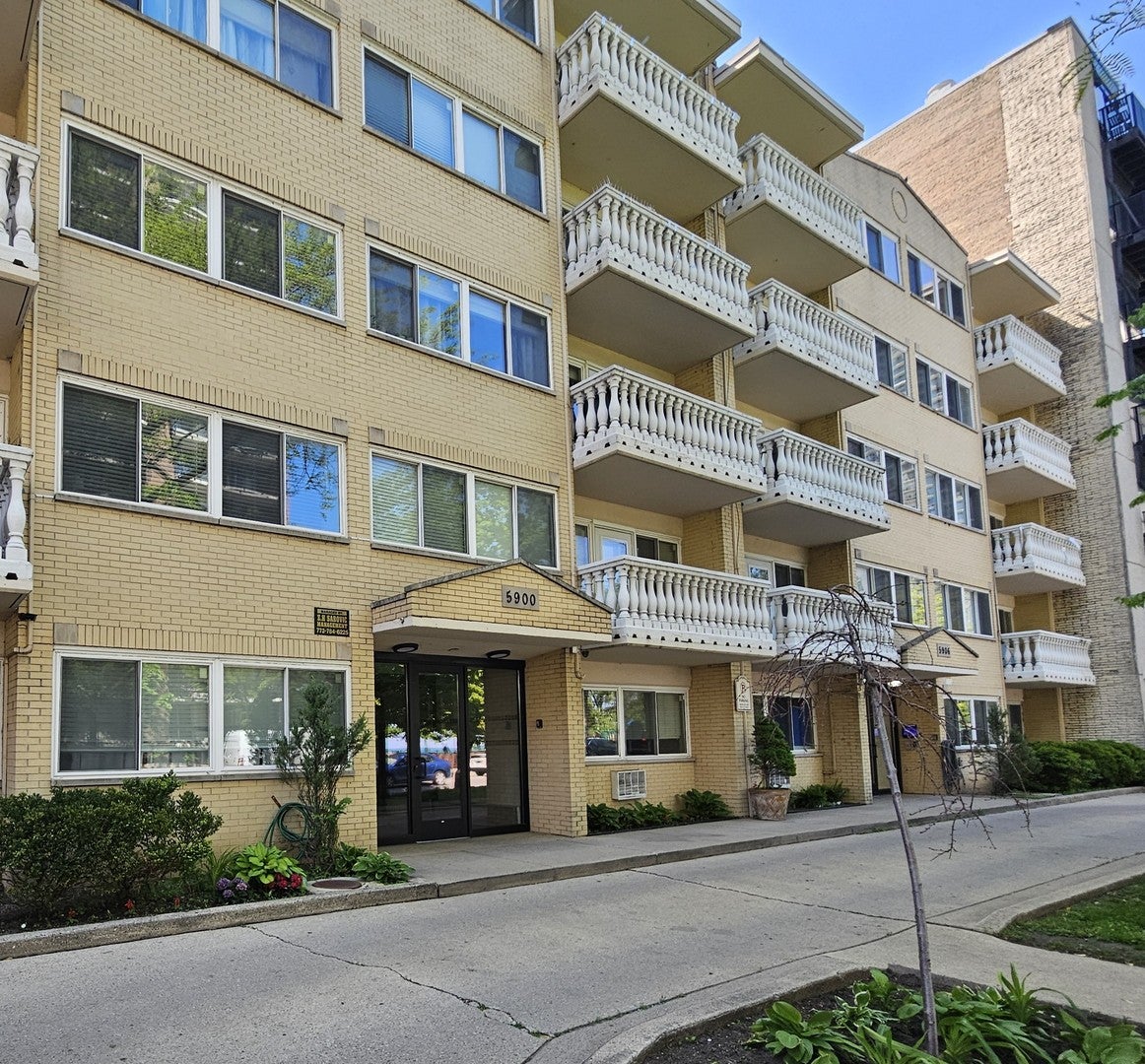 5906 N Sheridan Road 3C — photo
