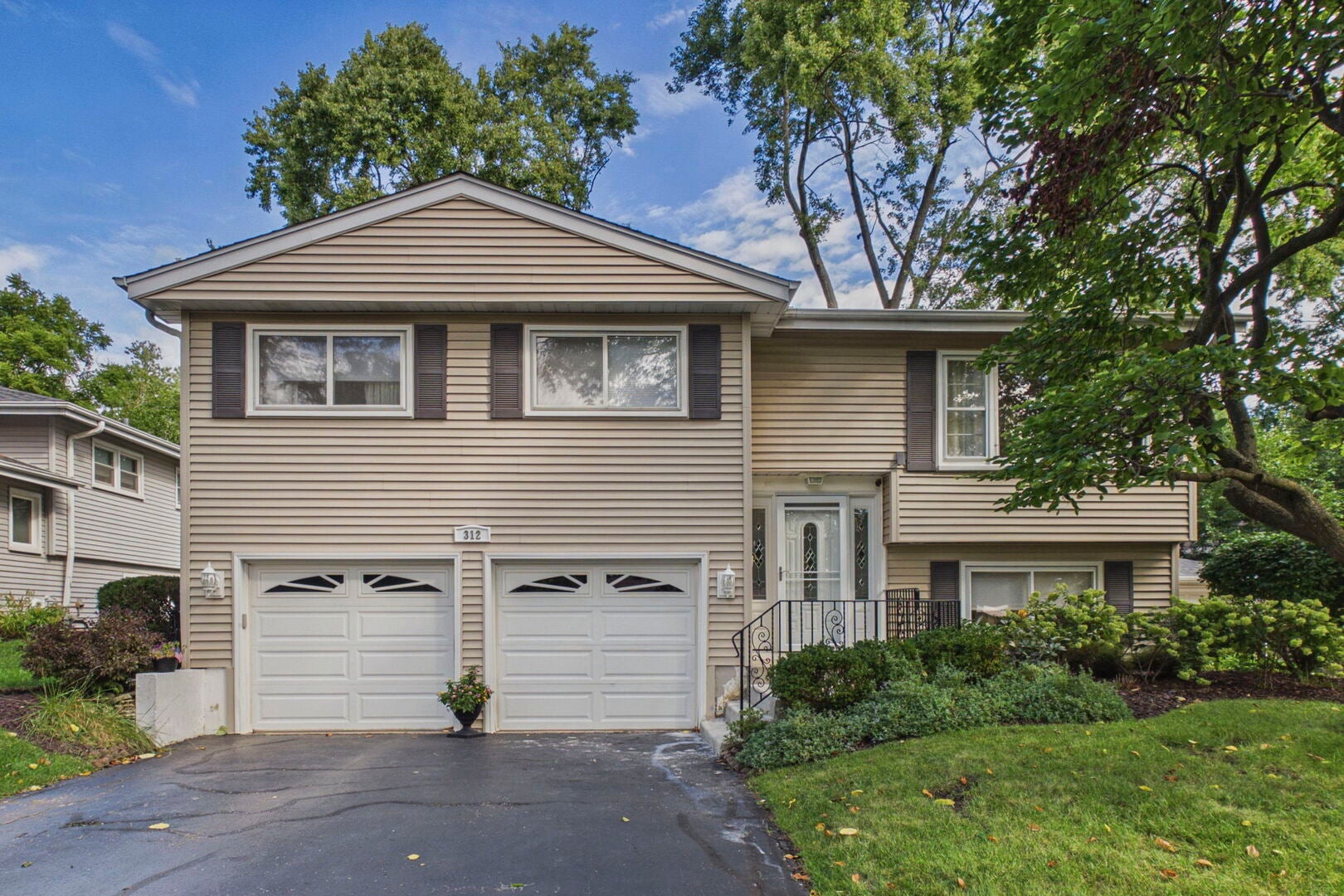 312 W Goebel Drive — photo