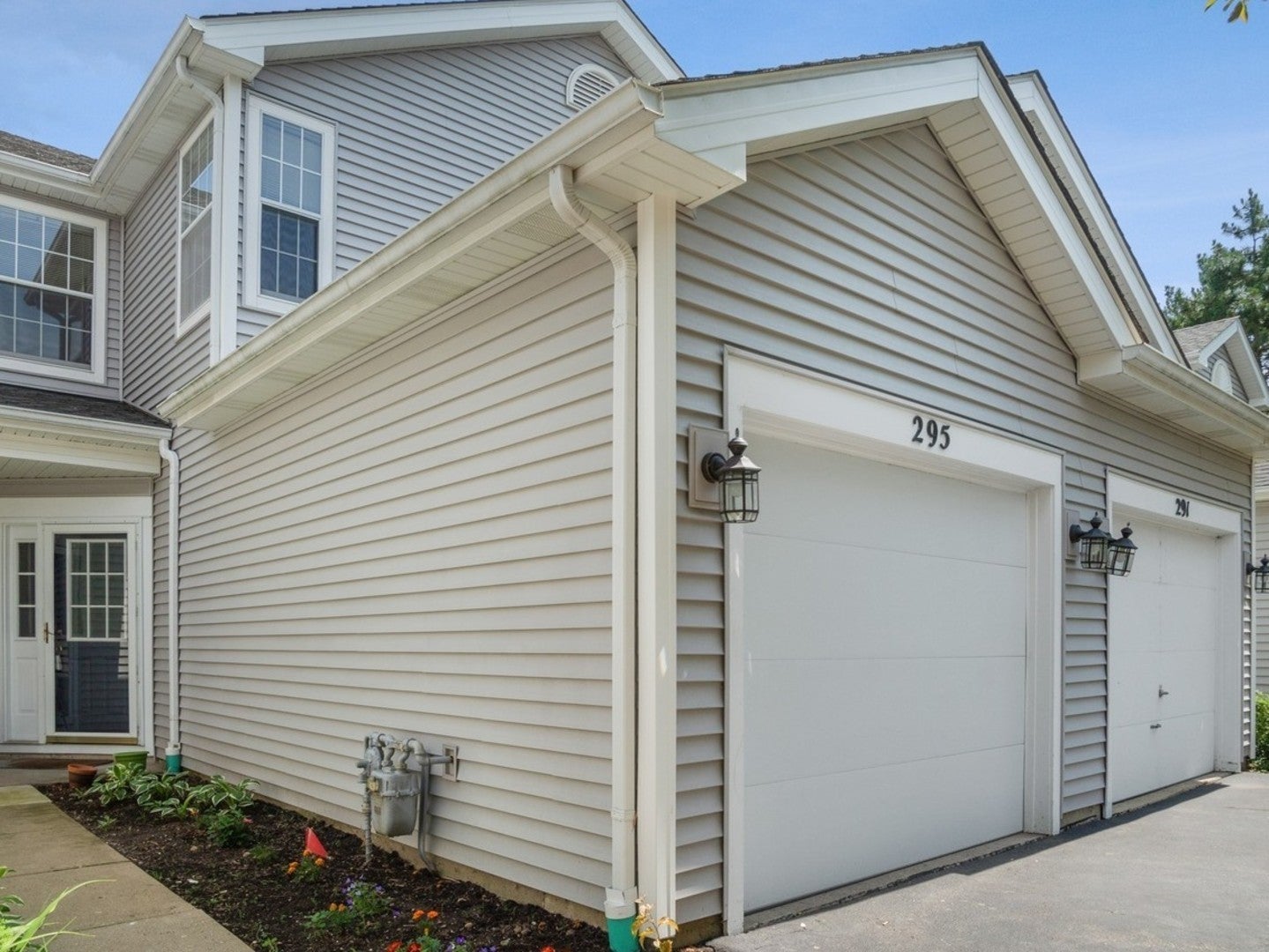 295 Hunterdon Court — photo