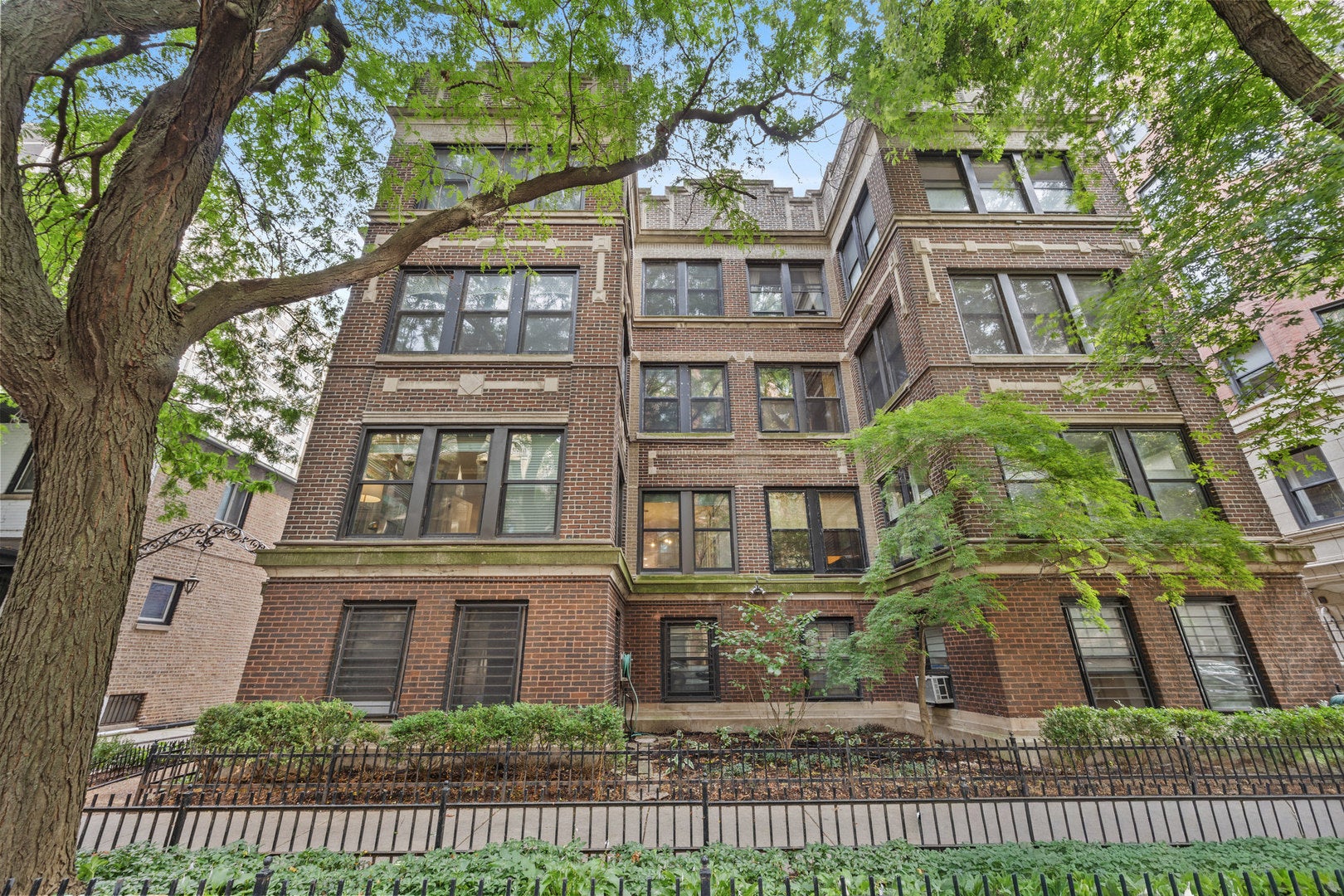 425 W Briar Place 1E — photo