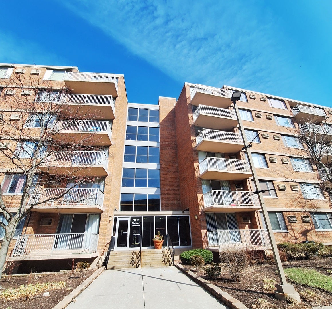 2211 S Stewart Avenue 4a — photo