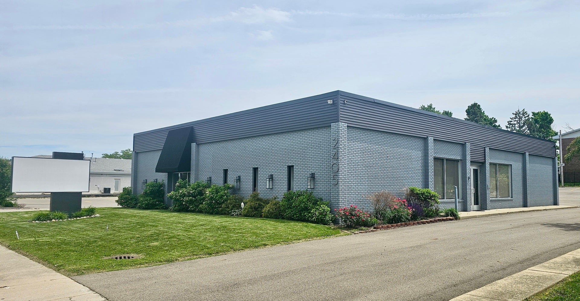 2405 E Washington Street — photo
