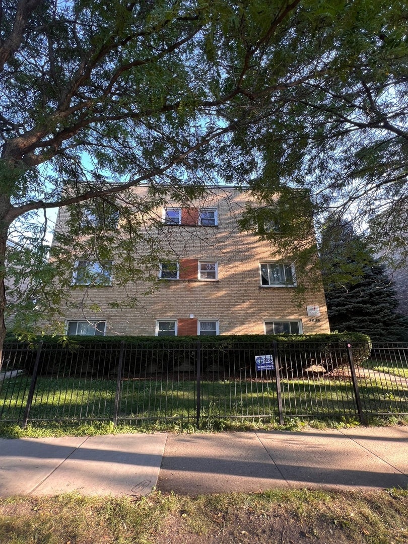 2036 W Foster Avenue B2 — photo