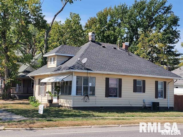 300 W Pecan Street — photo