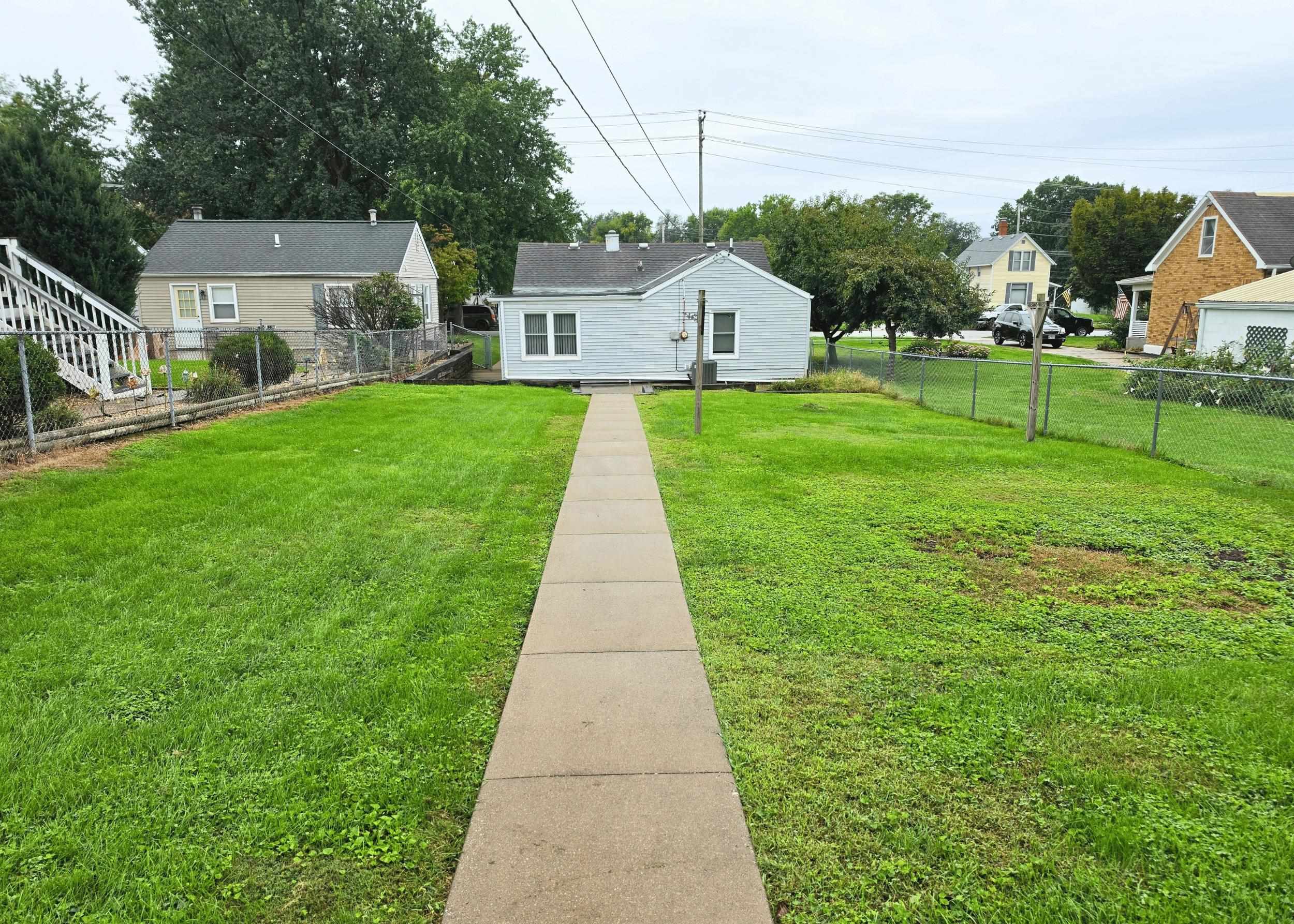 Home in Quincy, IL 62301 — photo 2