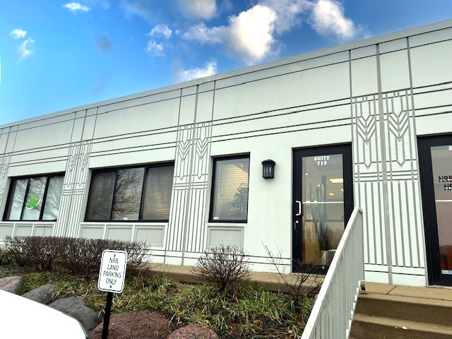 715 Ridgeview Drive, McHenry, IL 60050