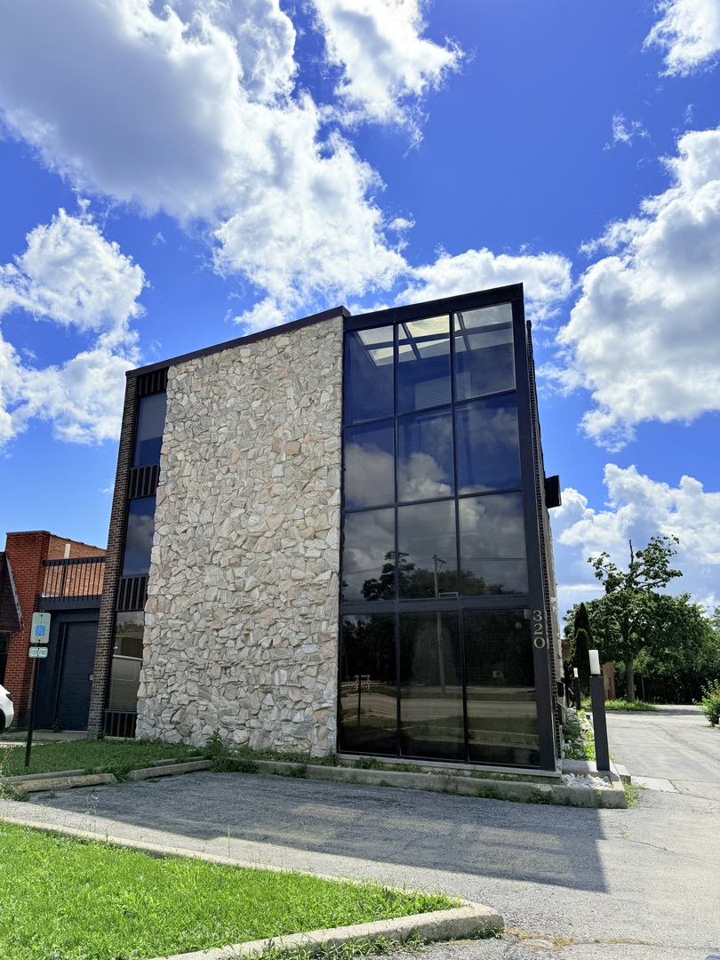 320 E Irving Park Road — photo
