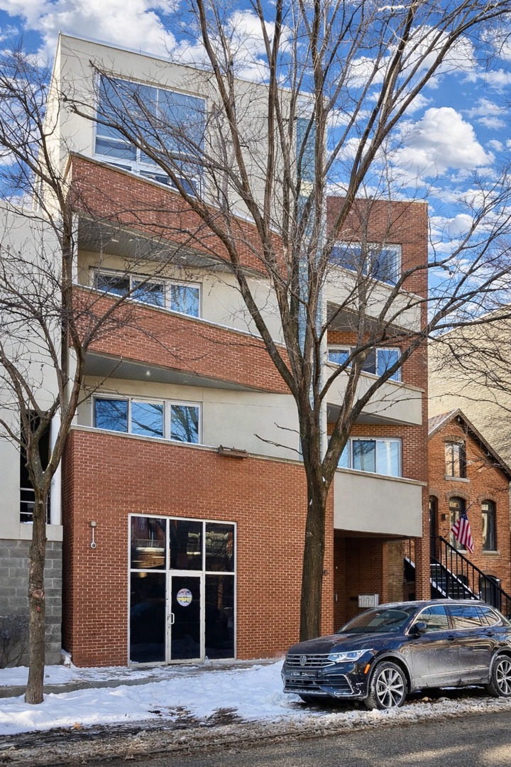 945 W Huron Street — photo
