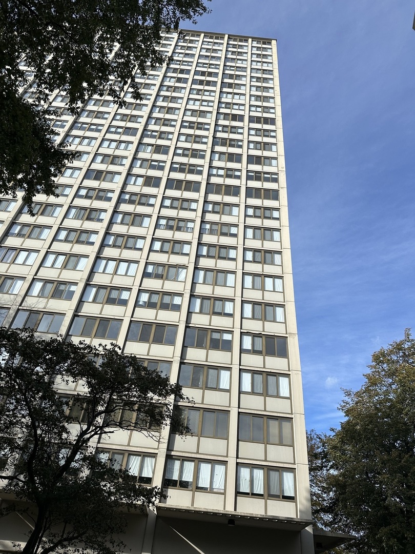 4850 S Lake Park Avenue 702B — photo