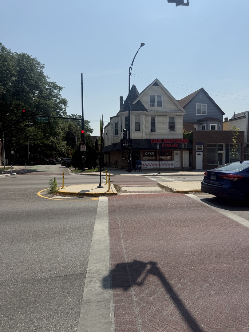 Home in Chicago, IL 60625 — photo 3