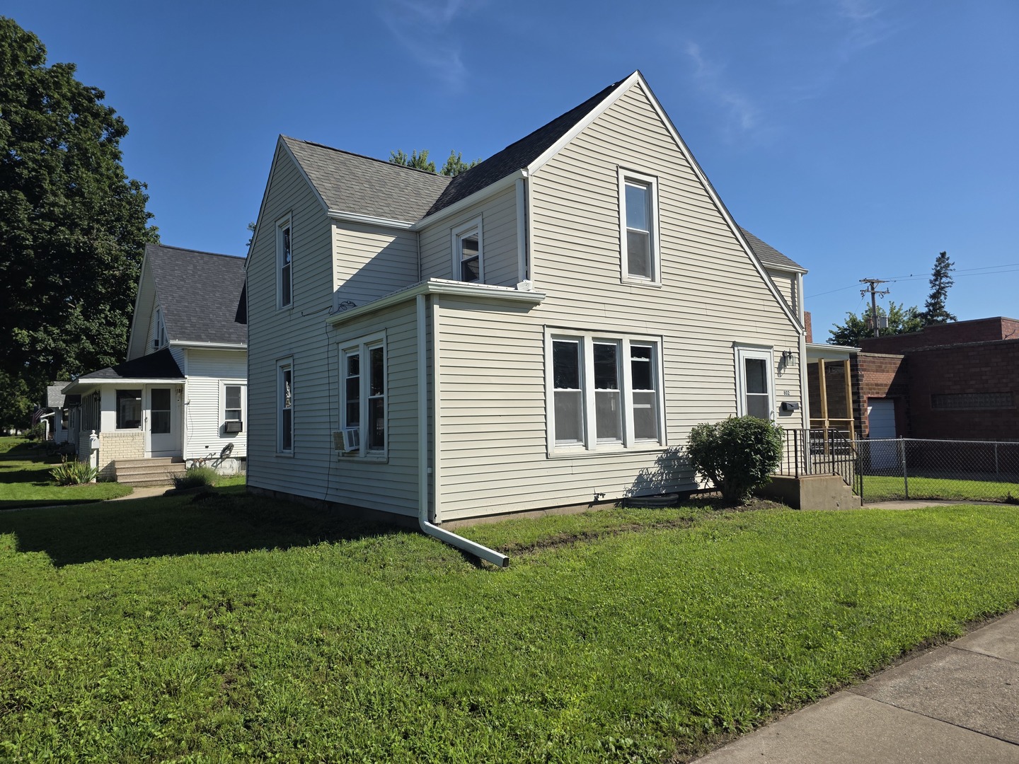 802 E 5th Street — photo