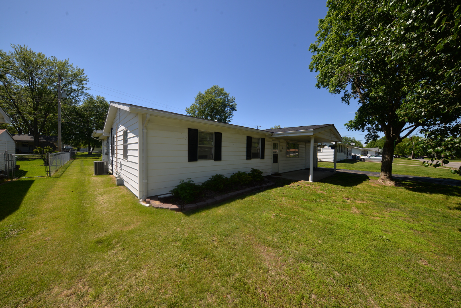 8 E Crownview, Mt Vernon, IL 62864 — photo 2