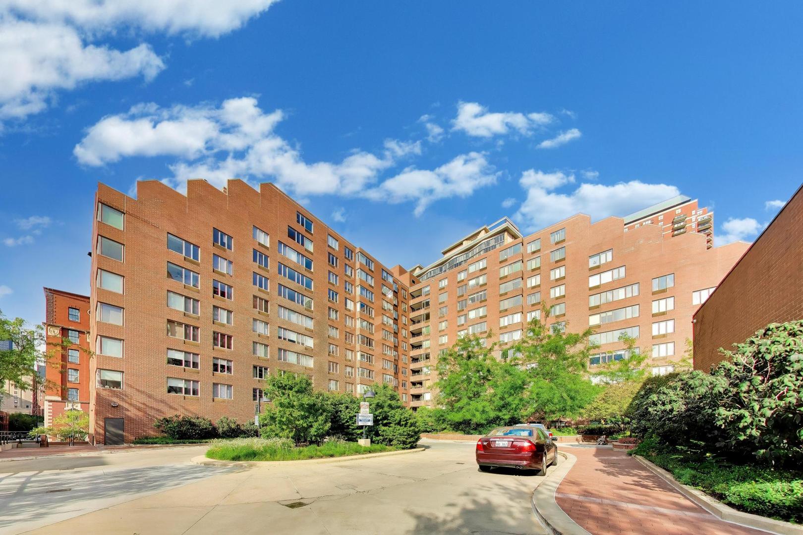 801 S Plymouth Court 1006 — photo