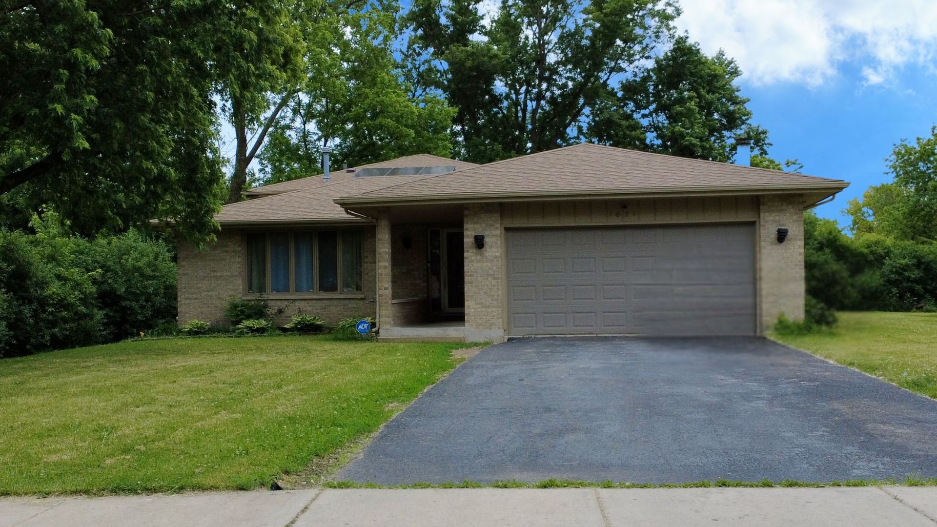 1621 Lawrence Cres — photo