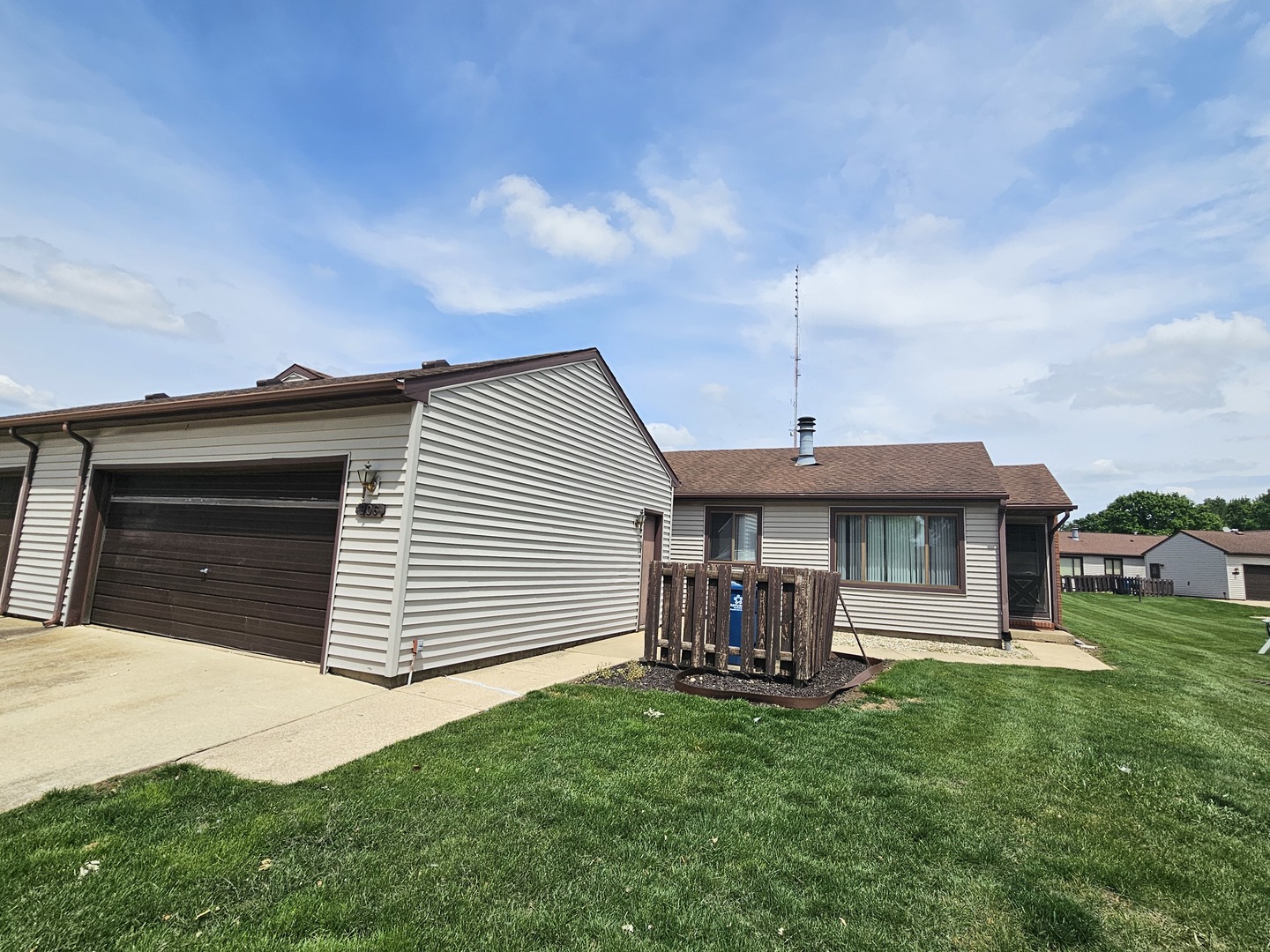 906 Pomona Drive 906 — photo