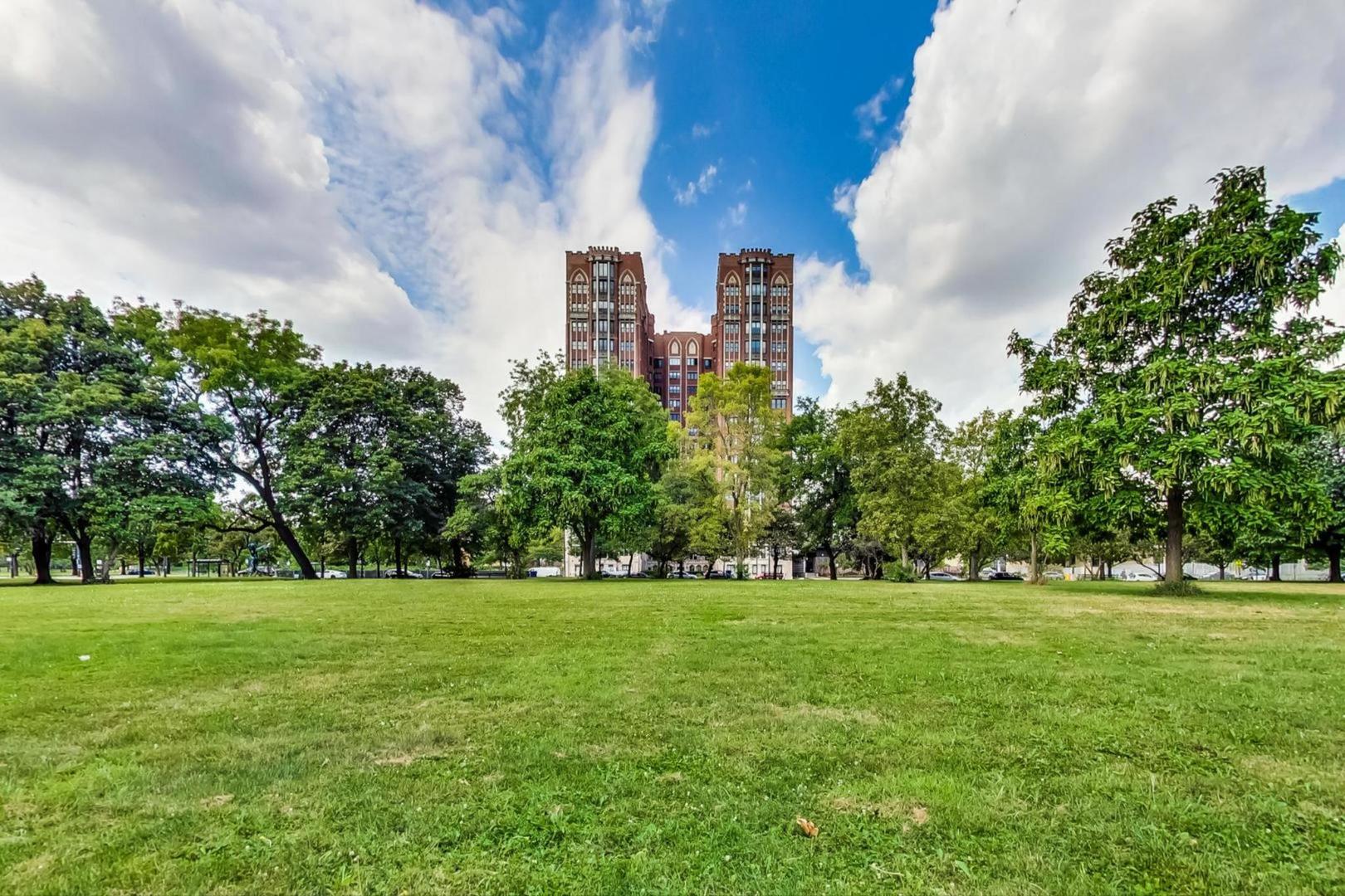 Home in Chicago, IL 60637 — photo 2