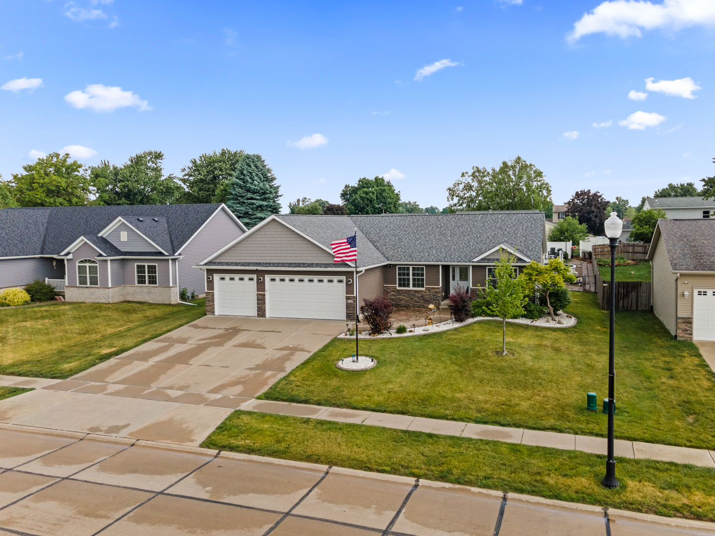 520 Pinehurst Drive, Eldridge, IA 52748 — photo 2