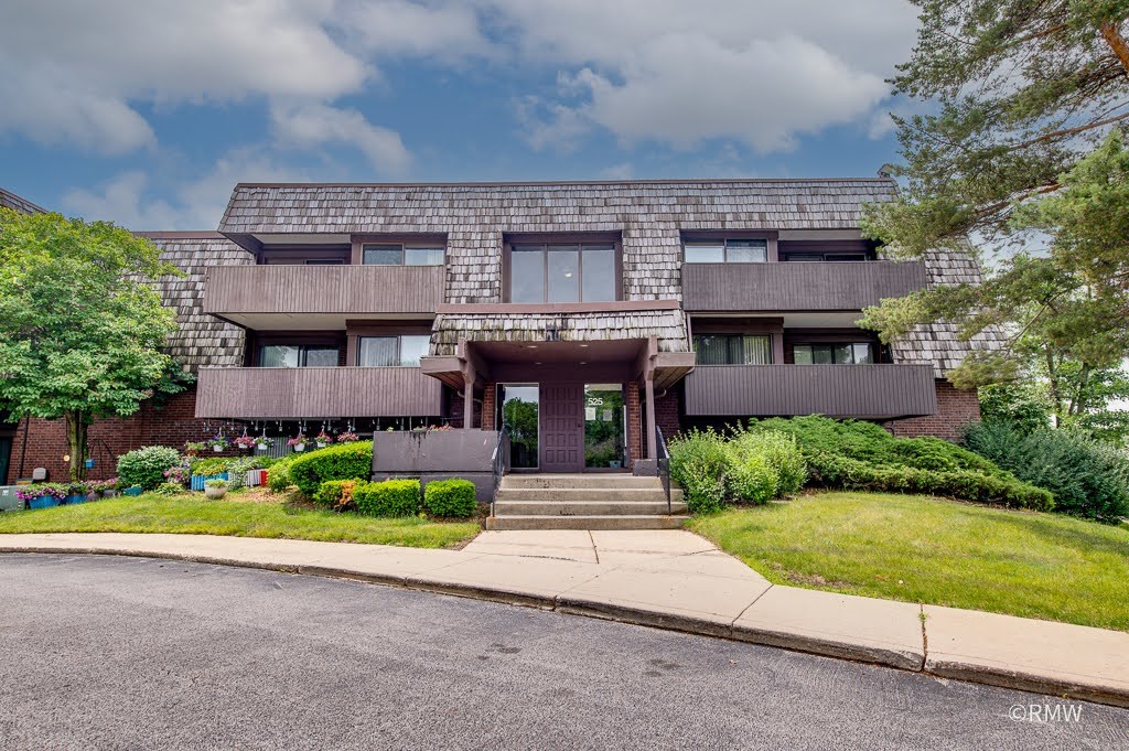525 Timber Ridge Drive #306, Carol Stream, IL 60188