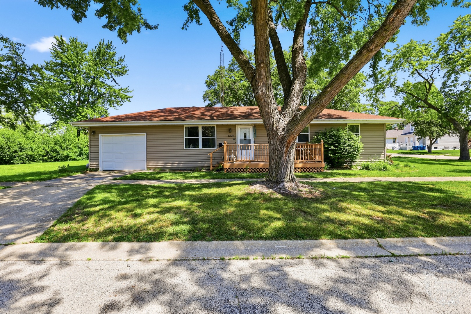 2205 W Hickory Street — photo
