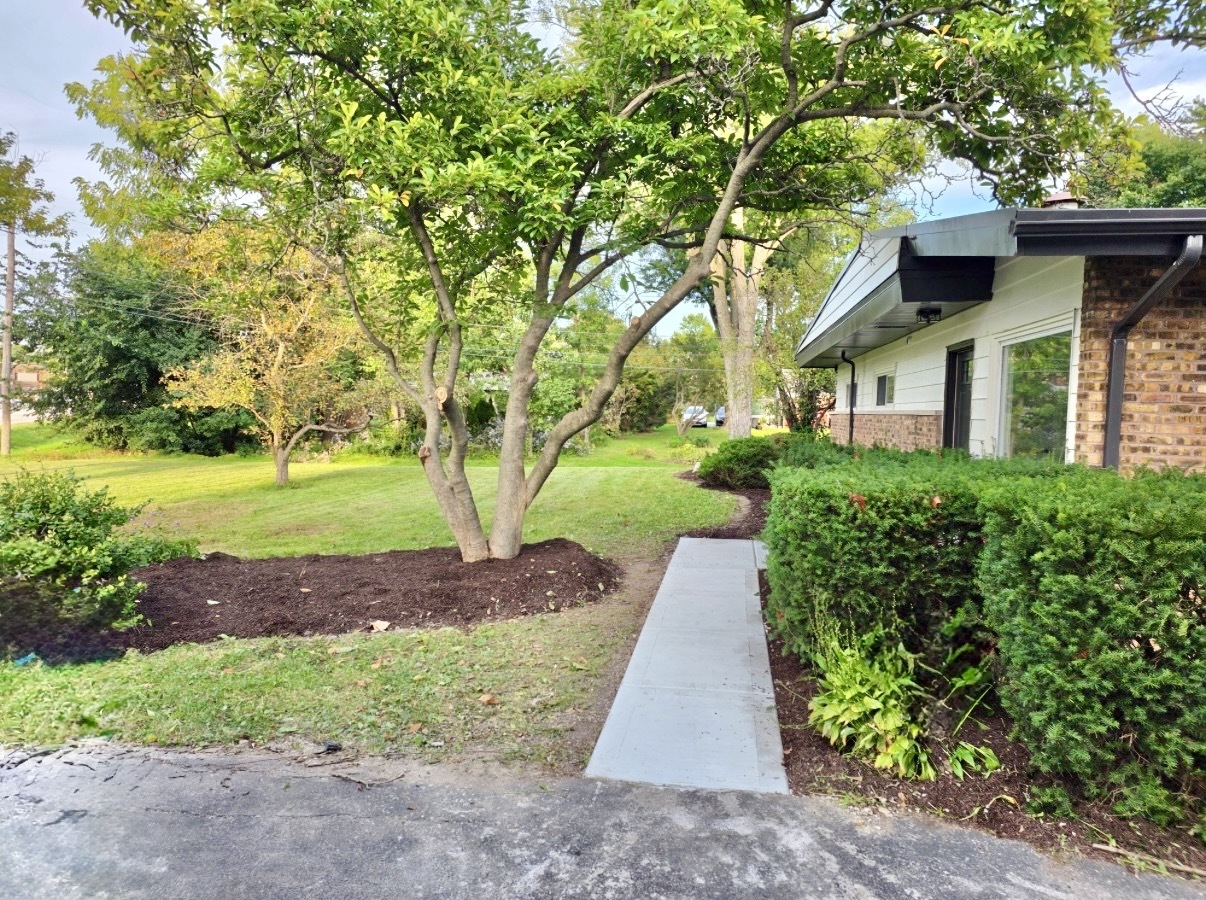 Home in La Grange Highlands, IL 60525 — photo 2