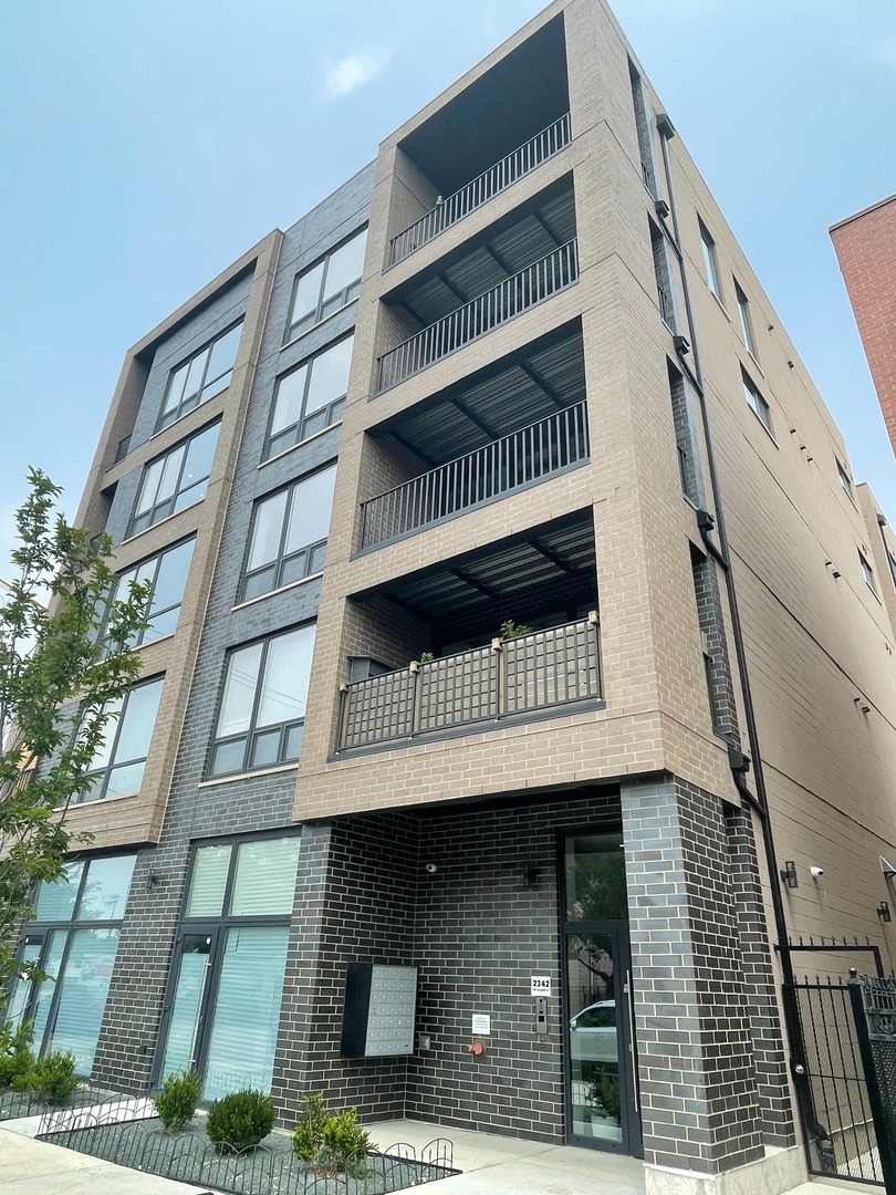2342 W Adams Street 402 — photo