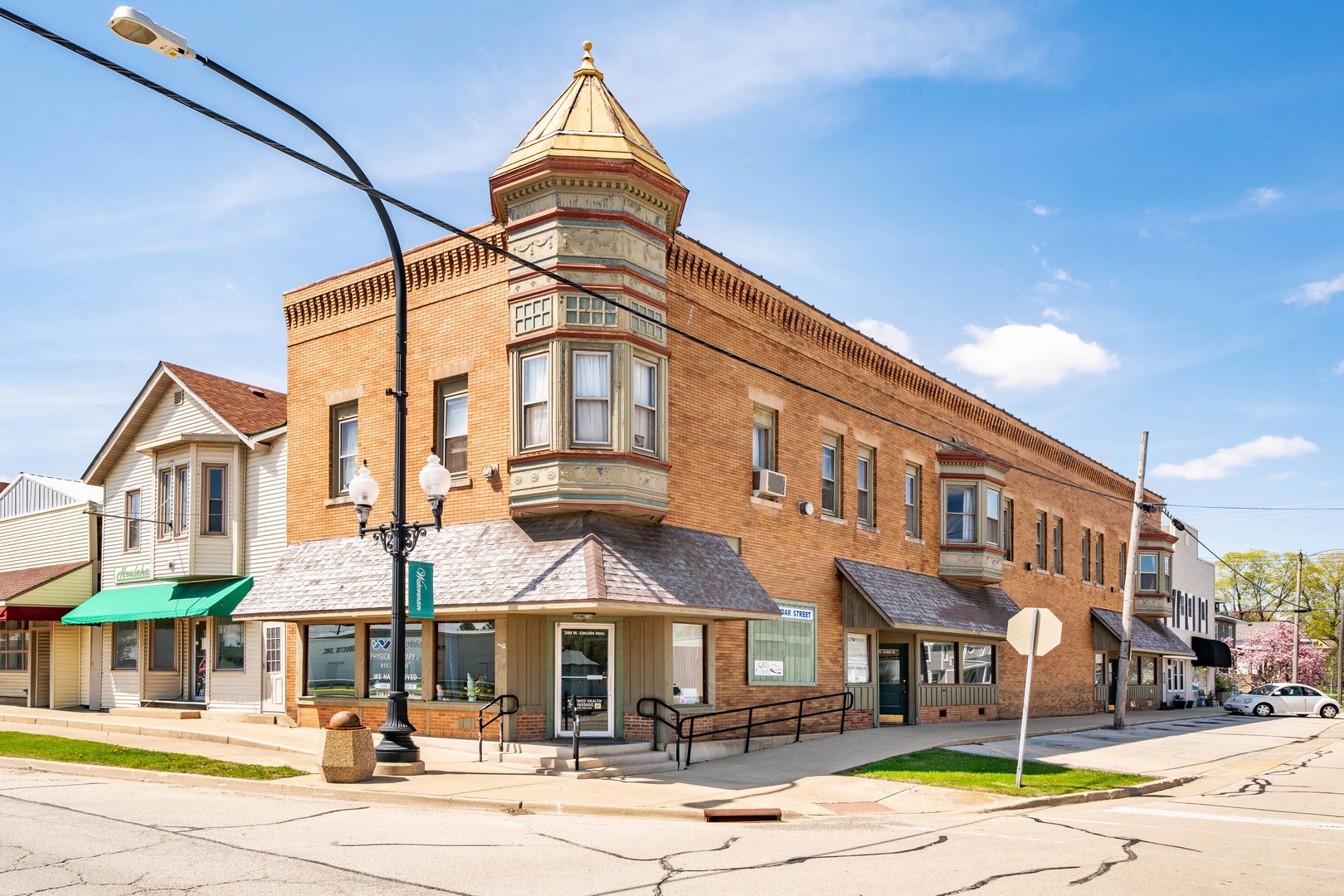 000 E Lincoln Street — photo