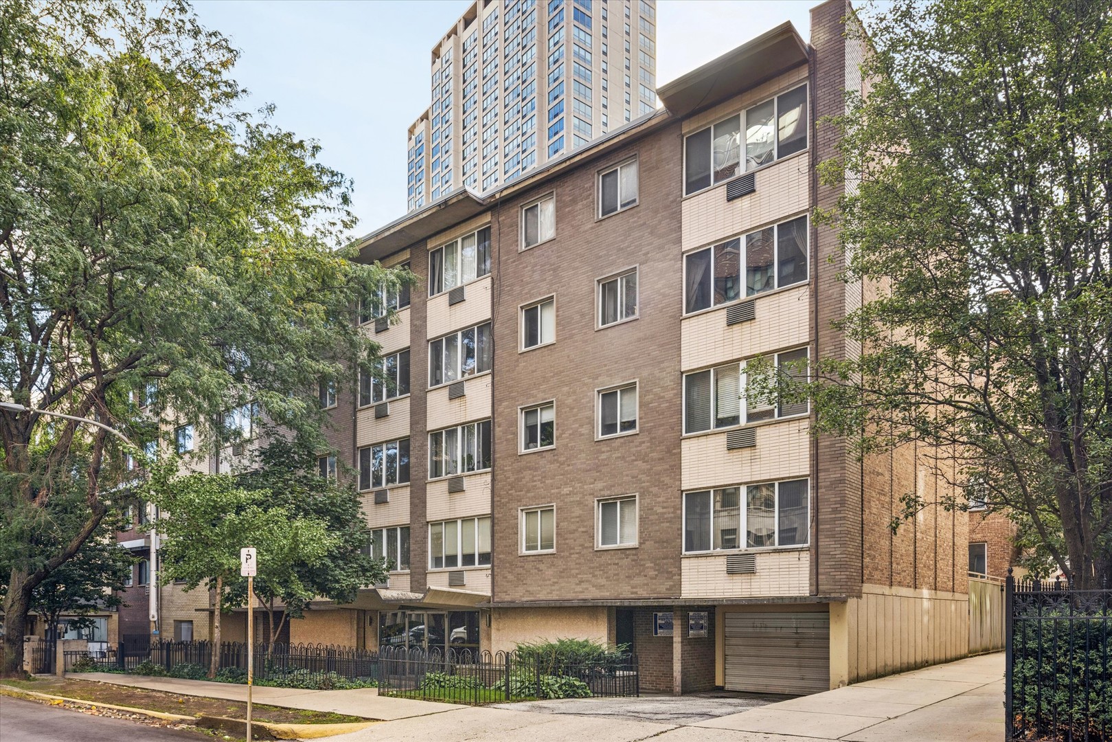 539 W Stratford Place 408 — photo