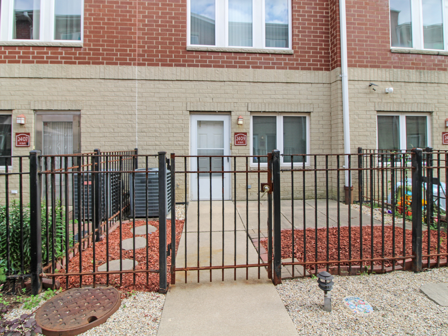 2409 W 32nd Place — photo