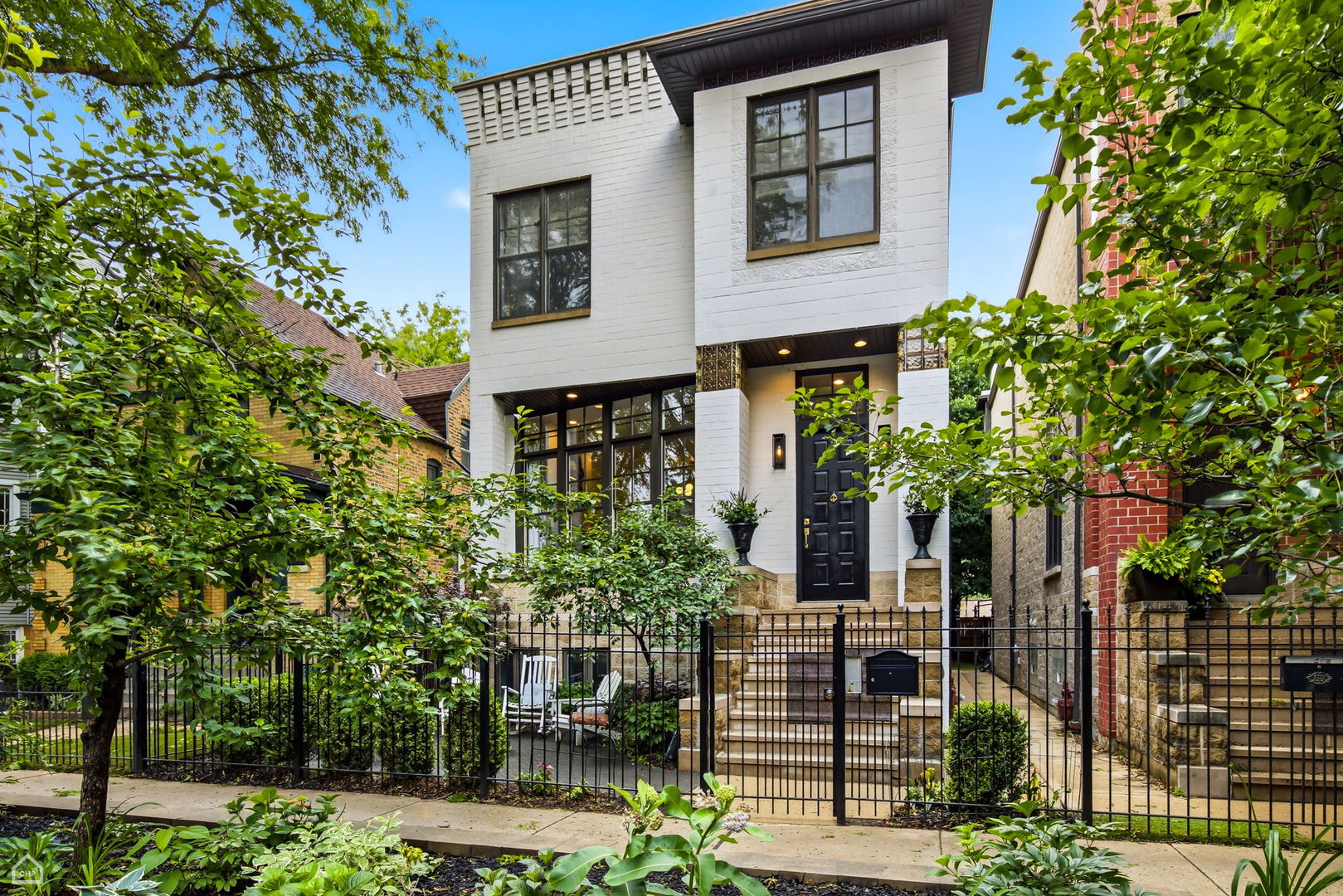 1310 W Roscoe Street — photo