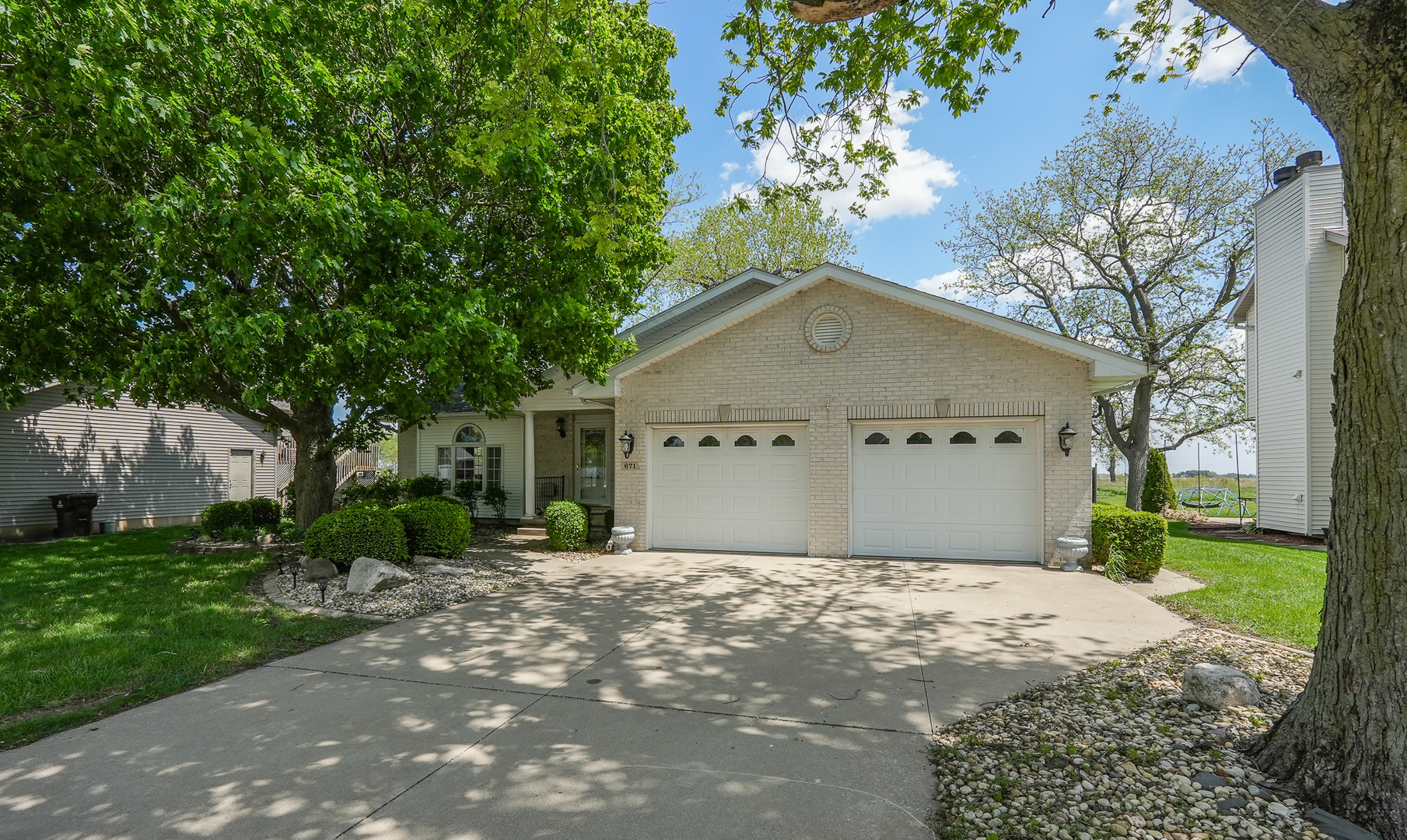 671 Diversatech Drive N — photo