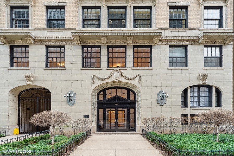 257 E Delaware Place 10Ab — photo