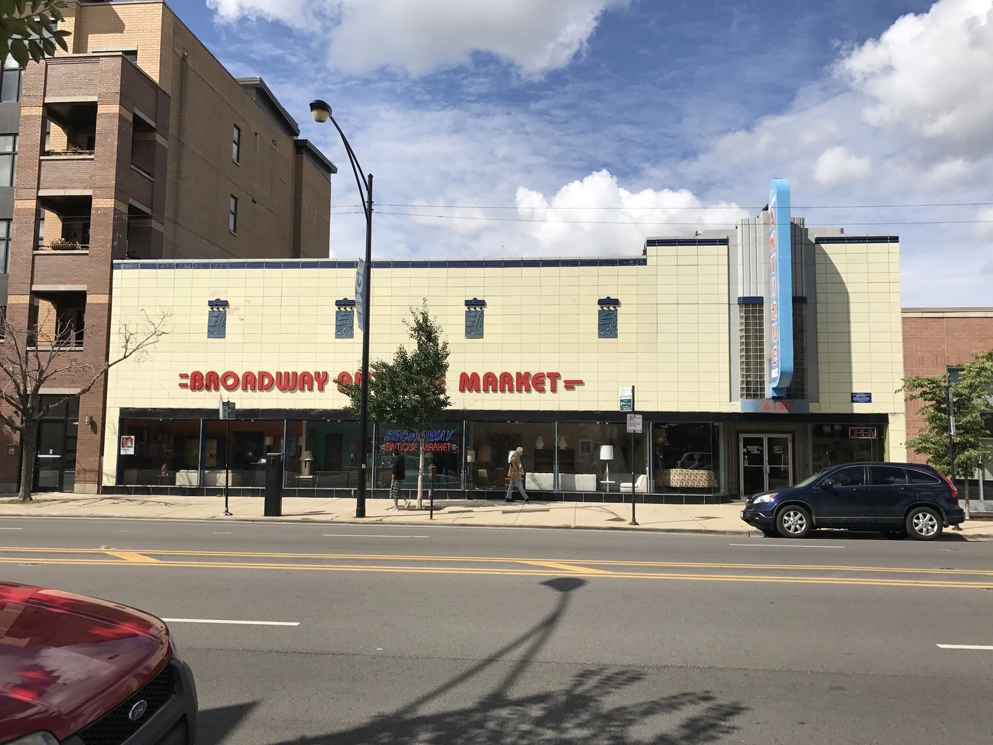 6130 N Broadway — photo