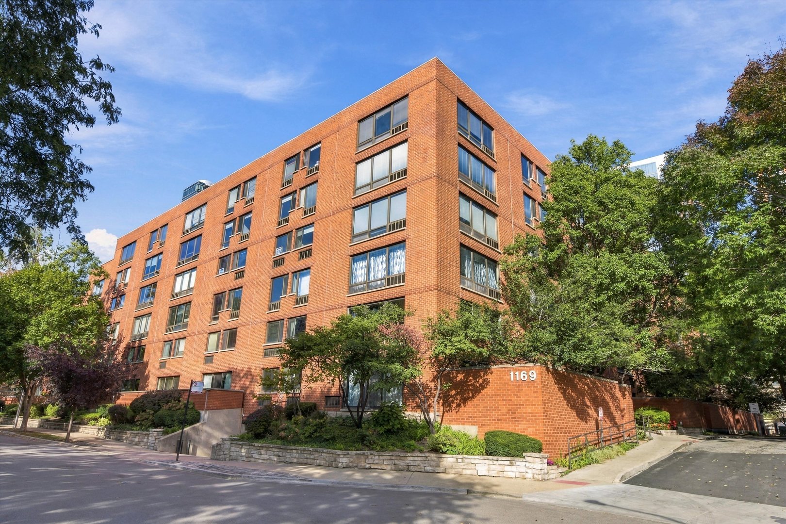 1169 S Plymouth Court 105 — photo