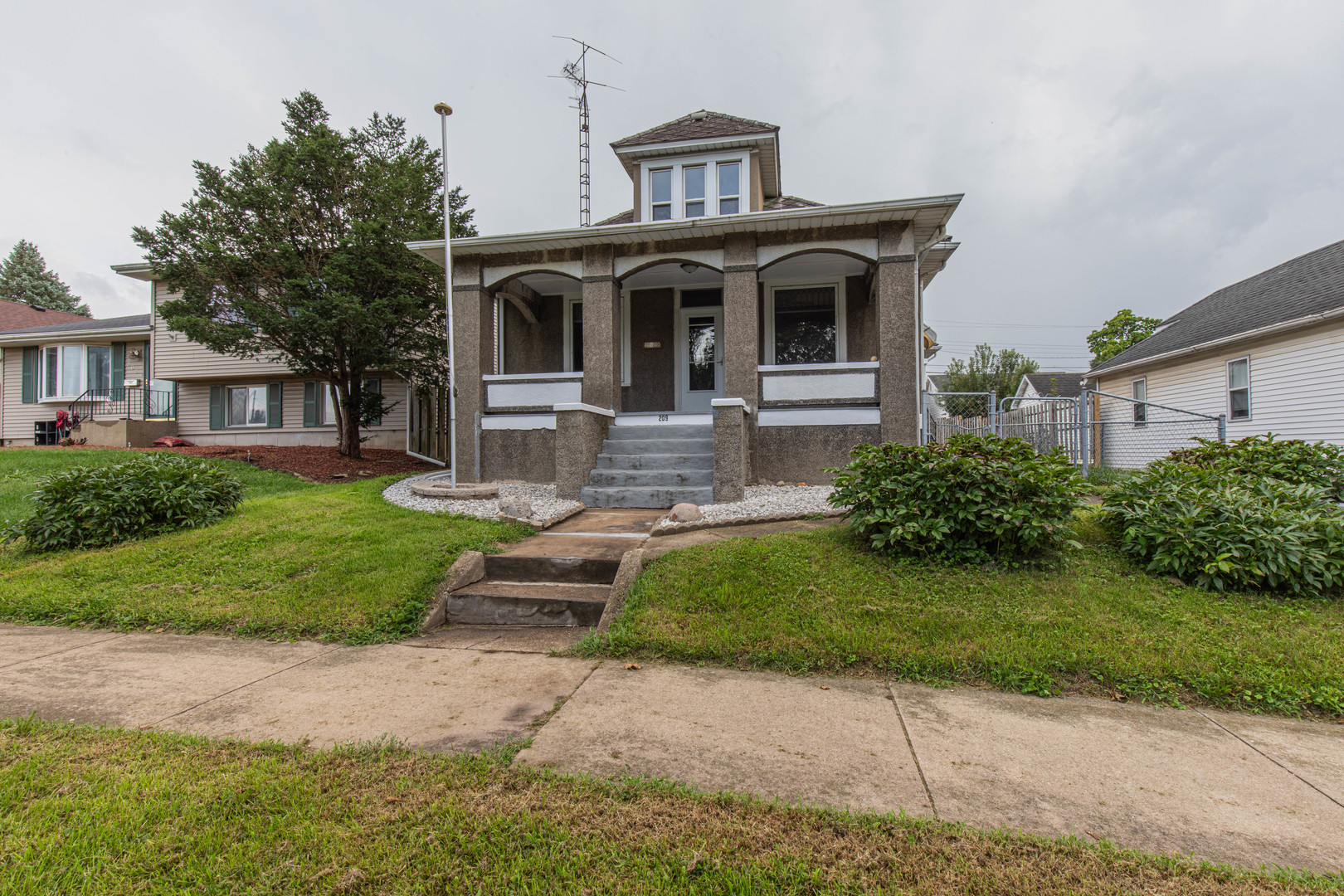 209 W Dakota Street — photo