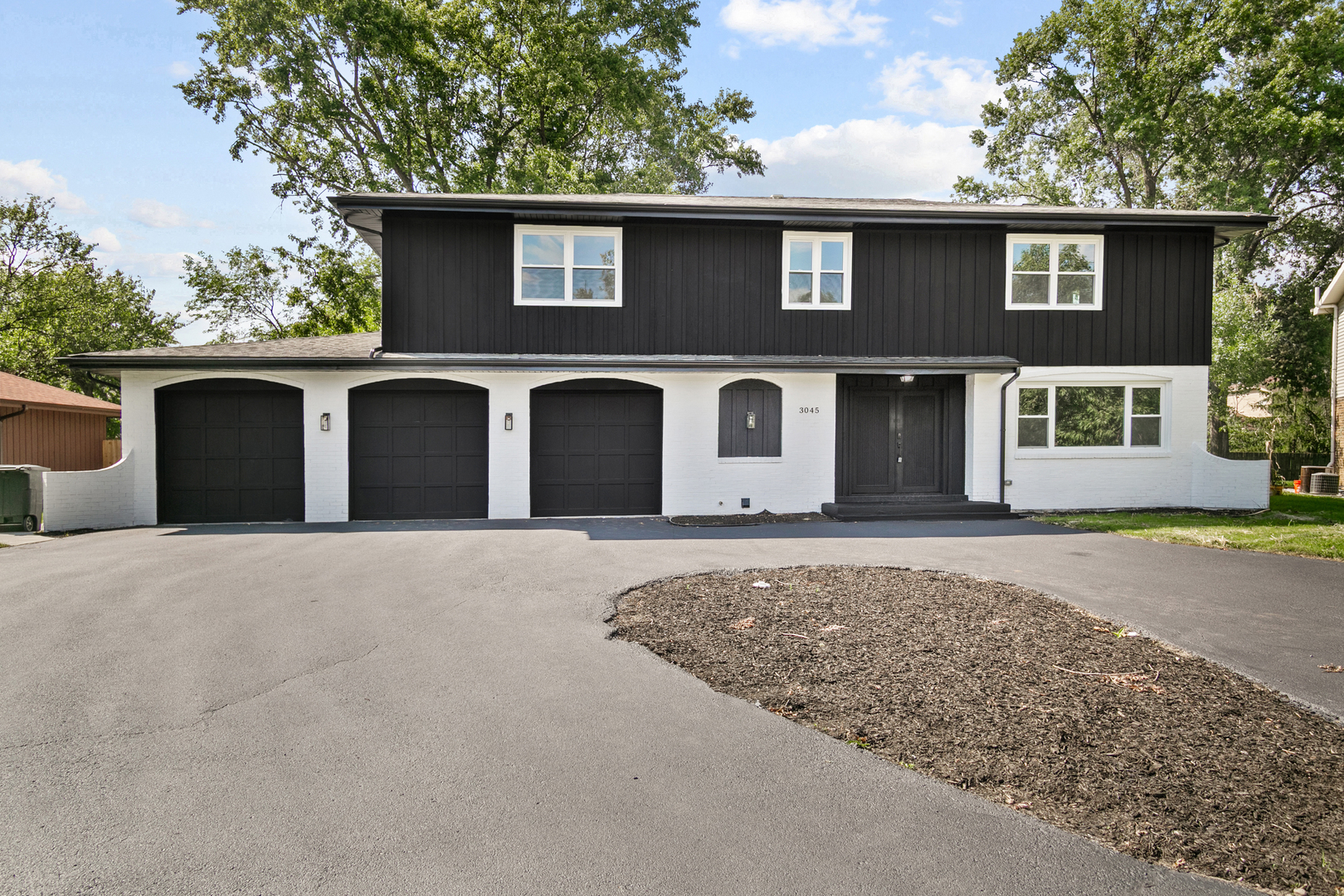 3045 Scott Crescent — photo
