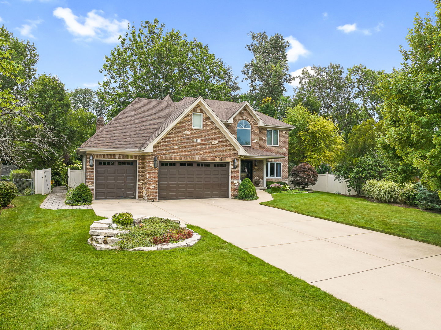 331 Brookside Circle, Wheaton, IL 60187