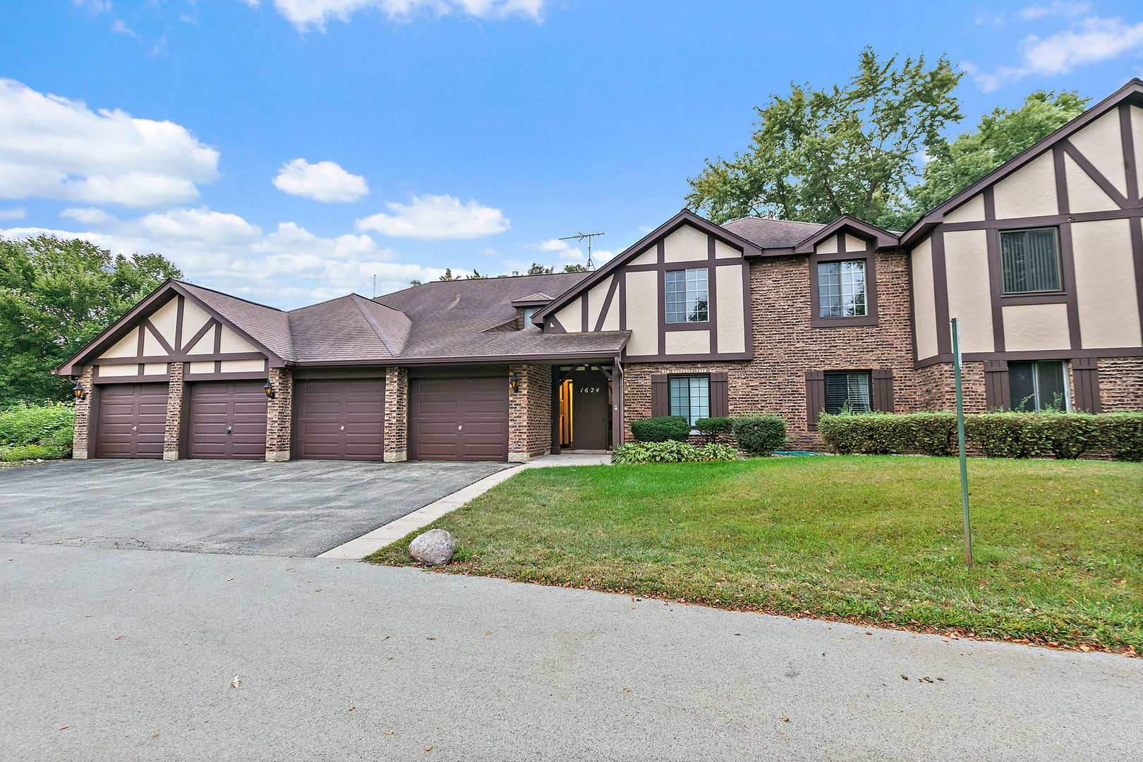 1624 Salisbury Court C — photo