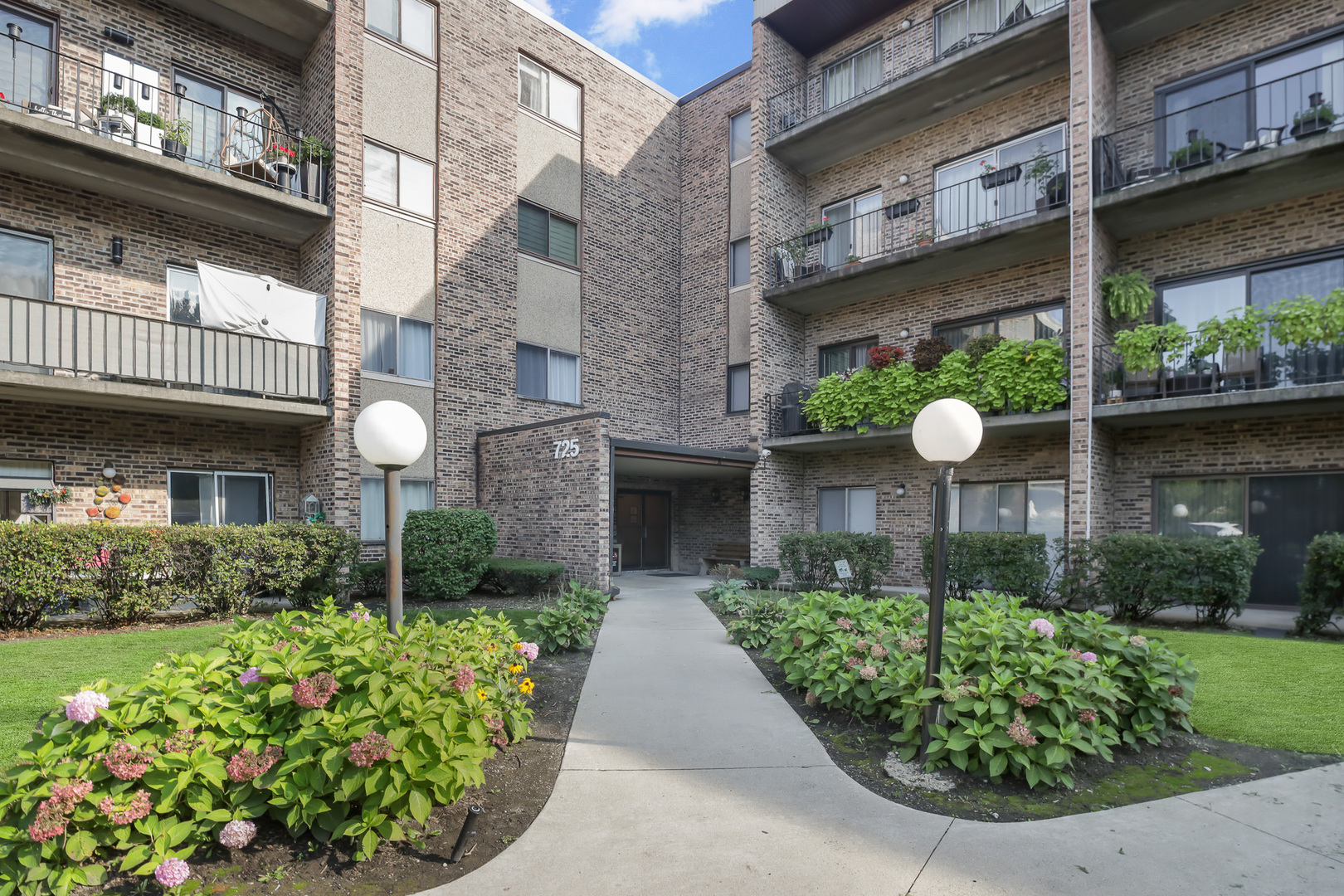 725 W Huntington Commons Road 306 — photo