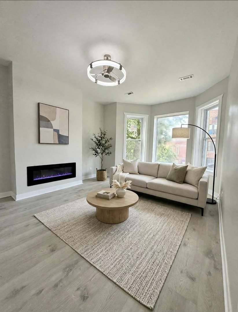 Home in Chicago, IL 60637 — photo 3