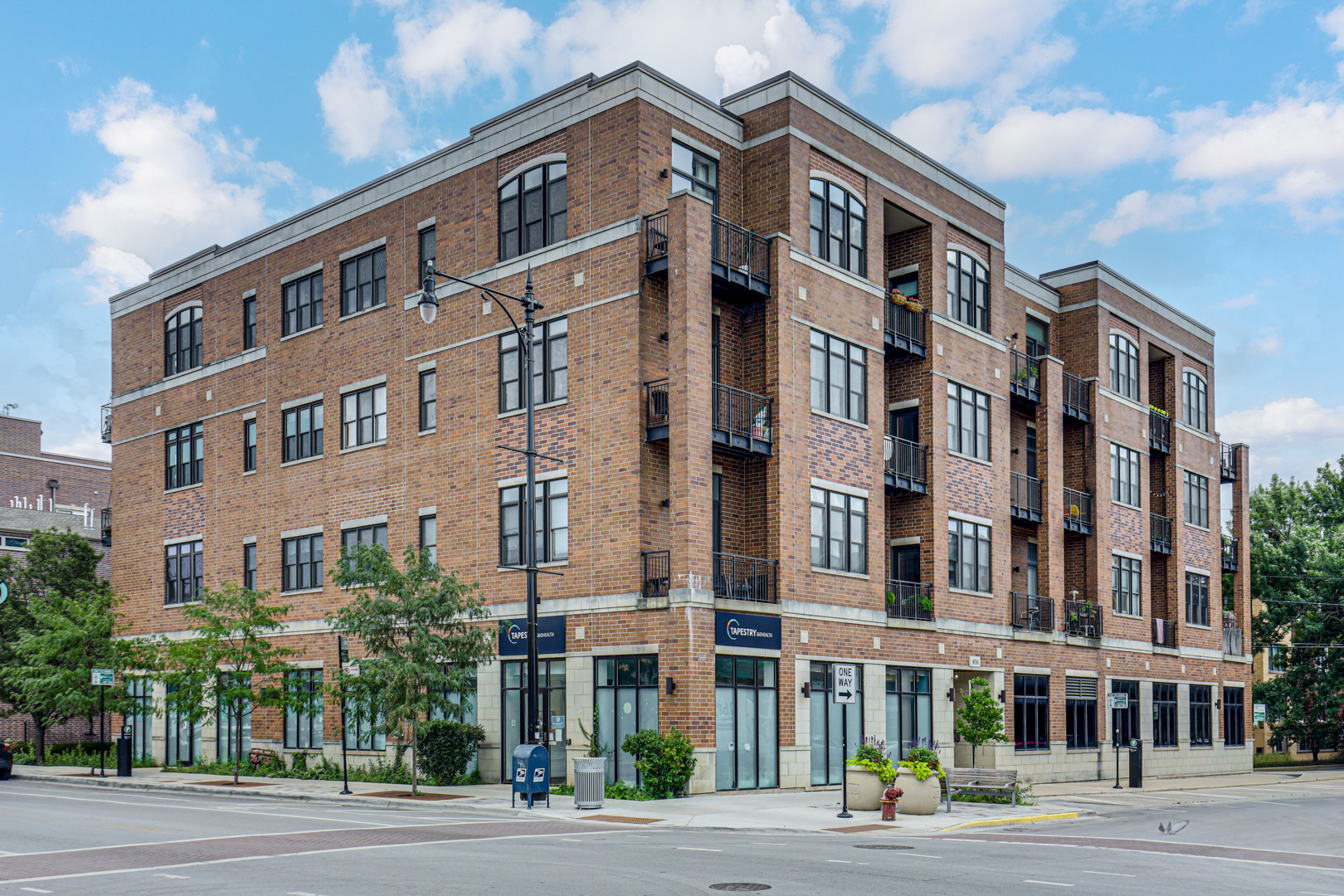 4755 N Washtenaw Avenue Unit 209 — photo
