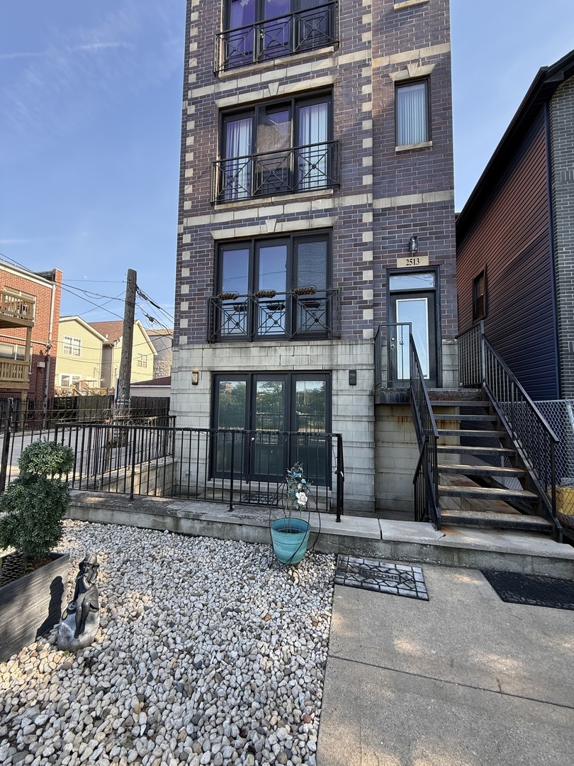 2513 W Congress Parkway 1 — photo
