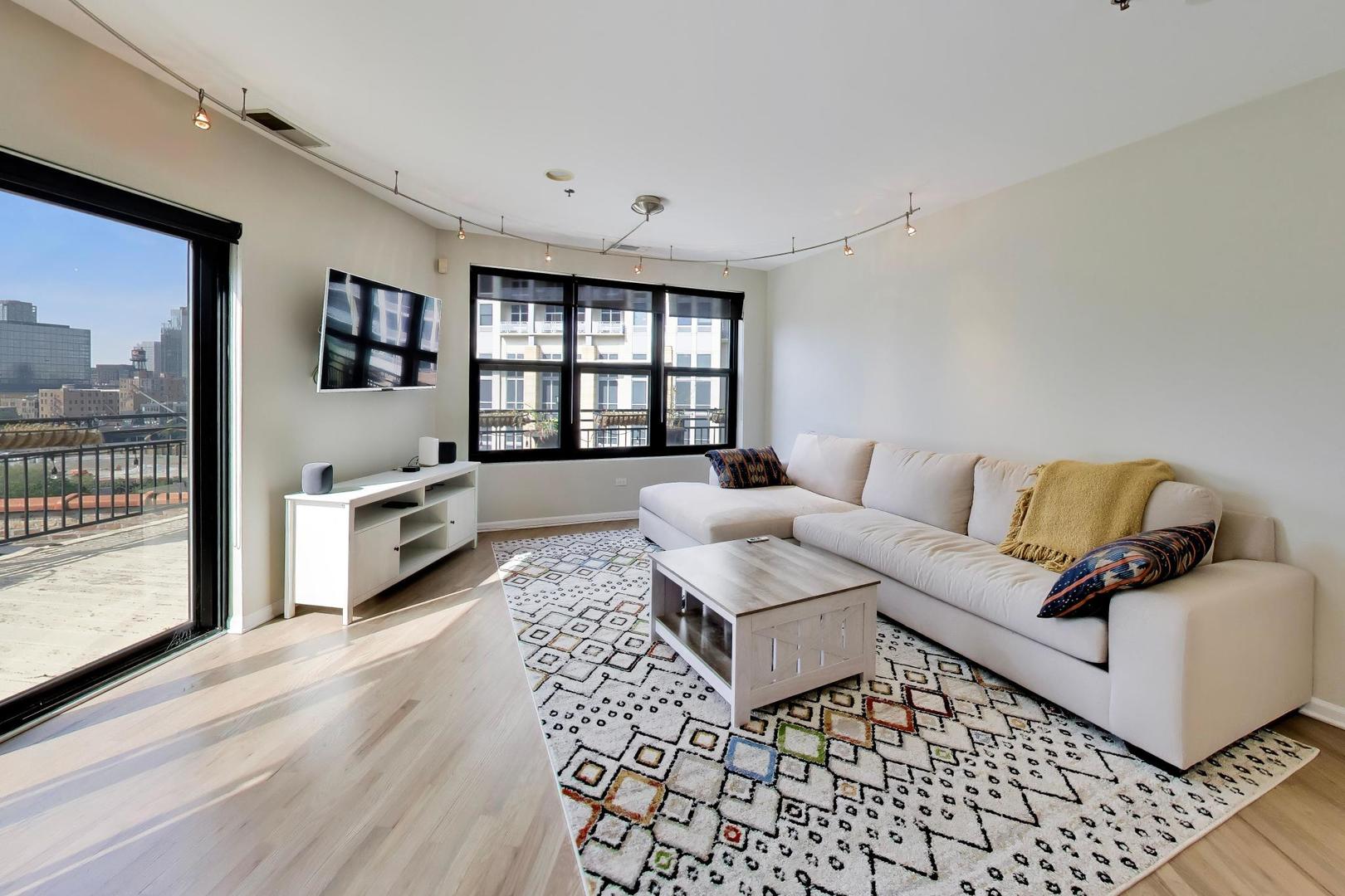 520 W Huron Street 704 — photo