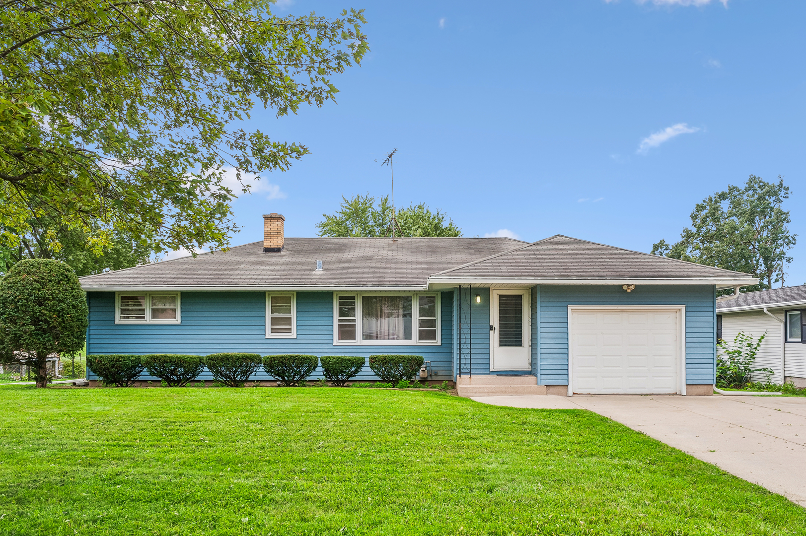 2135 Hawthorne Lane — photo