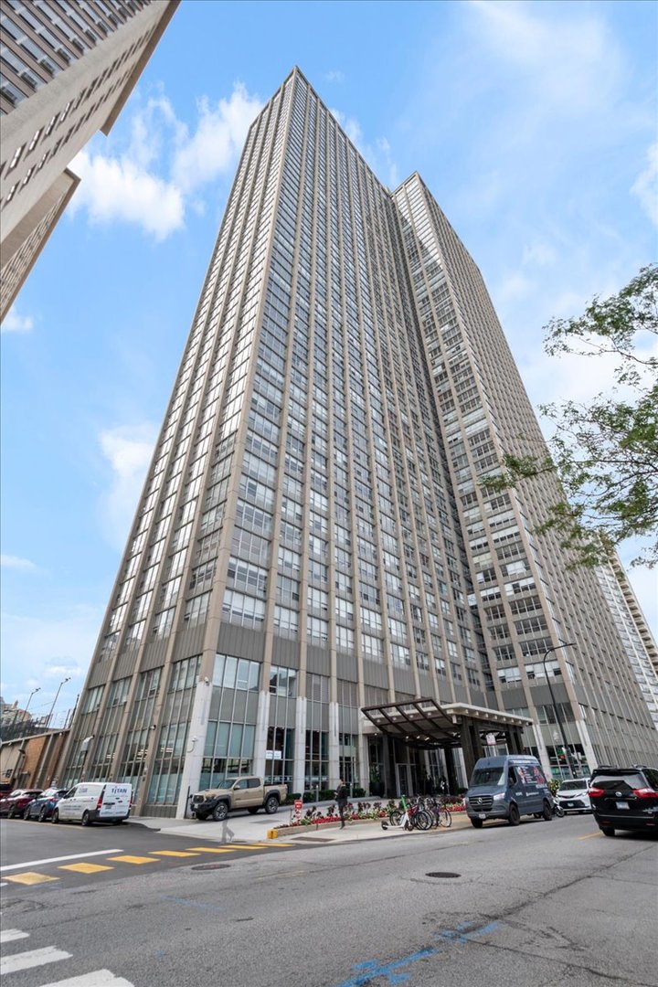 655 W Irving Park Road Unit 4003 — photo