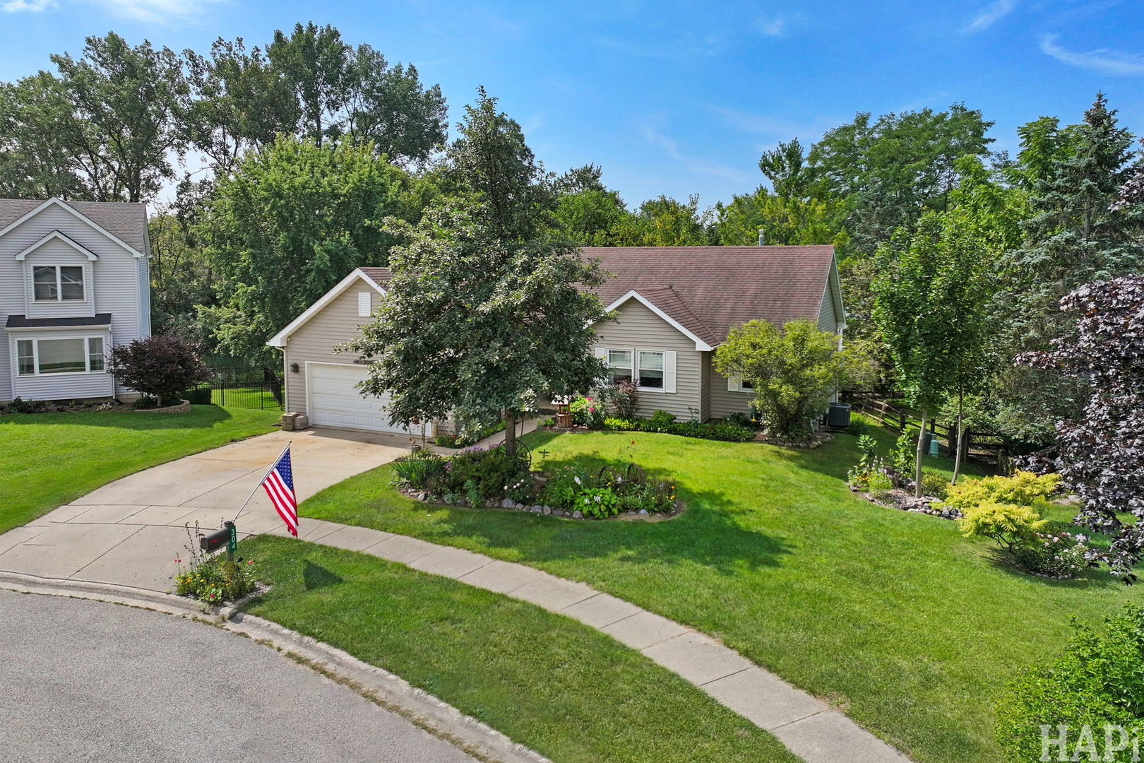 304 Hawthorne Court — photo